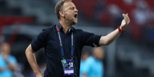 Mano Polking làm HLV trưởng