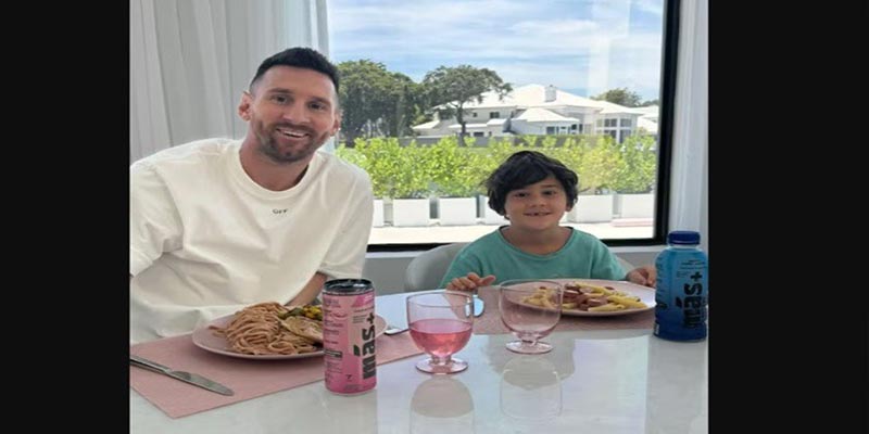 Chủ nhân 8 quả bóng vàng vui vẻ bên người thân